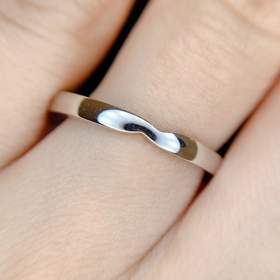 男性にも身に着けやすい、デザインを極限にシンプルに仕上げた結婚指輪です。