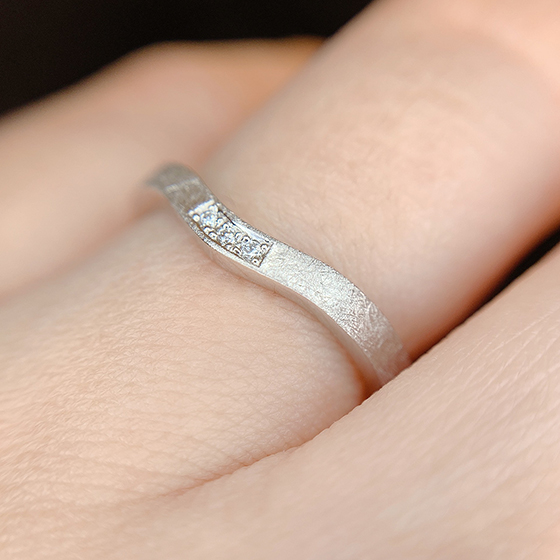 lady'sの結婚指輪です。中央に留められたダイヤモンド3石が女性らしさを引き立ててくれます。