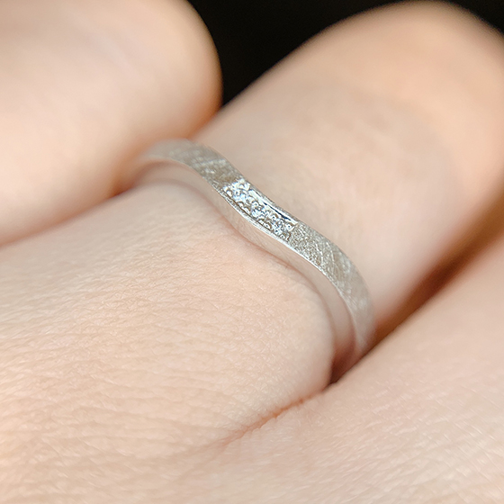 側面の厚みがしっかりとした結婚指輪。永く身につけるアイテムだからこその強度と安心感を兼ね備えたデザインです。
