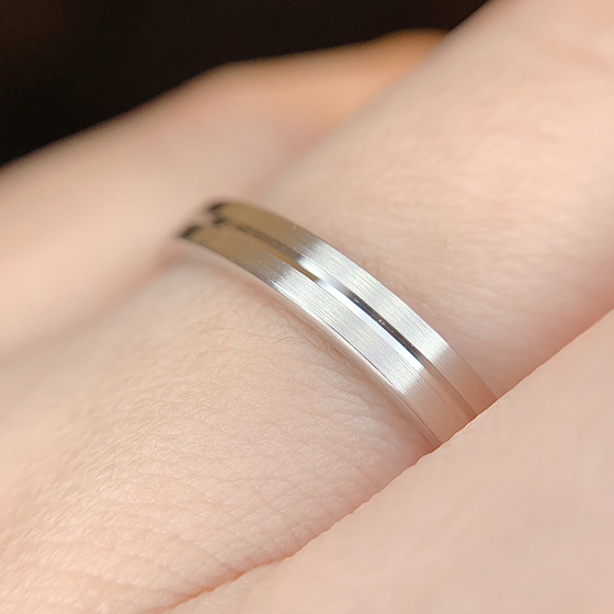 Men’ｓの結婚指輪。リング一周が同一のデザインで指輪が回ってしまっても気になりません。