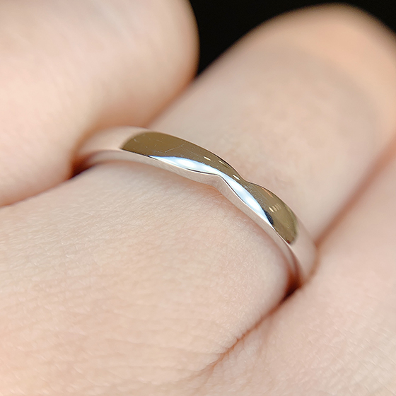 細身でもしっかりとした厚みがあり、強度面においても安心の結婚指輪。