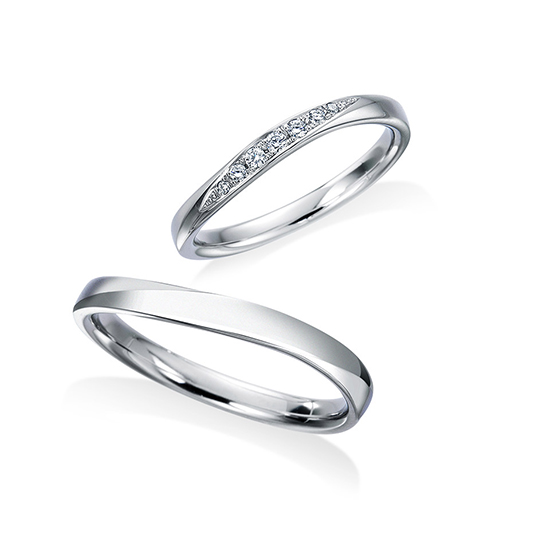 斜めに流れるようにダイヤモンドをセッティングした、ゴージャスな結婚指輪です。