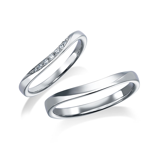 ダイヤモンドを角度が付くように配置することで、ストレートのリングにデザイン性が加わった結婚指輪になります。