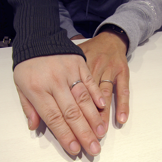 >ピンクダイヤモンドのワンポイントがとっても可愛らしい結婚指輪に仕上がりました。