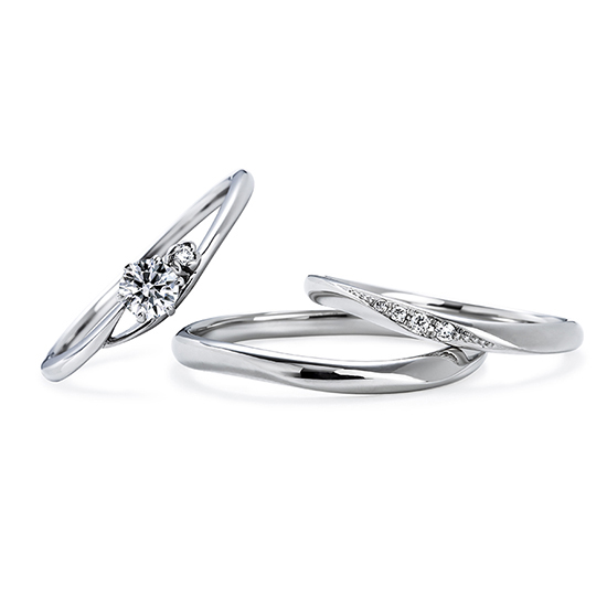 綺麗にラインが重なる婚約指輪と結婚指輪のセットリング。