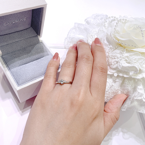 中央にシェイプしたキュートな婚約指輪です。綺麗なVラインはお指を長くスッキリとした印象に魅せてくれます。