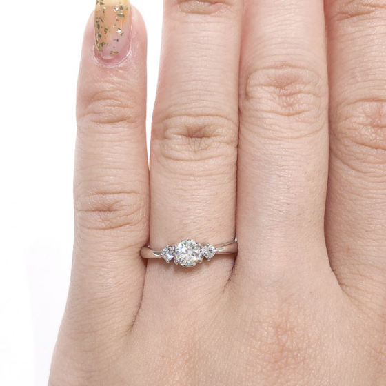 サイドにセットされたメレダイヤモンドが可愛らしい婚約指輪。正面からは正統派の輝きを、サイドからはキュートな印象を与えてくれるデザインです。