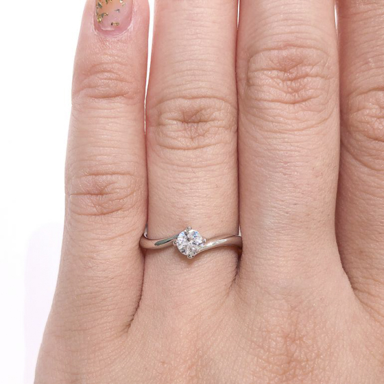ダイヤモンドの輝きにこだわったSラインの婚約指輪。4点の爪が美しいエンゲージリングです。