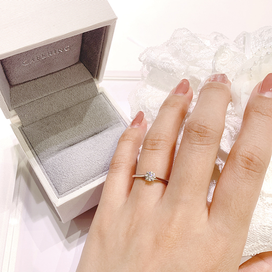 シンプルな4本立て爪の婚約指輪。4本の爪が凛とダイヤモンドを支えているのが美しい婚約指輪です。