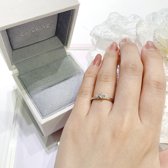 片側だけにセットされたピンクダイヤモンドとホワイトダイヤモンドが可愛らしい婚約指輪です。