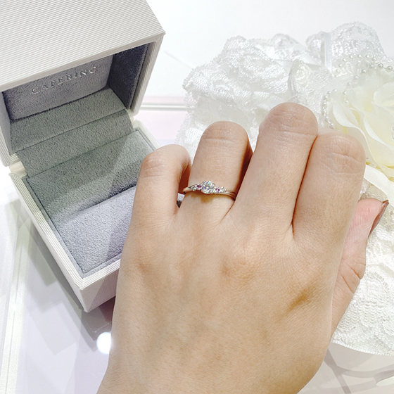 ピンクダイヤモンドとホワイトダイヤモンドの2色のコントラストが美しい婚約指輪。