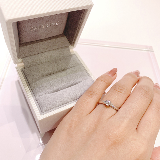 プラチナ×ダイヤモンドがしっかり感じられる婚約指輪。