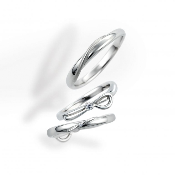 2WAY仕様＝2面仕様のデザイン特許で裏表隙のないデザインの婚約指輪・結婚指輪のセット。