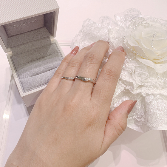 指のカーブに合わせたエレガントで華奢なリングです。お指に馴染みやすいデザインが毎日つける結婚指輪に相応しいデザイン。