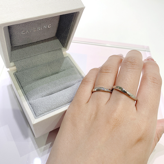 さりげないウェーブラインに流れるダイヤモンドのきらめきが美しいリングはお二人の想いを込めた結婚指輪にぴったり。洗練されたシンプルなデザインは、手元を美しく魅せてくれます。