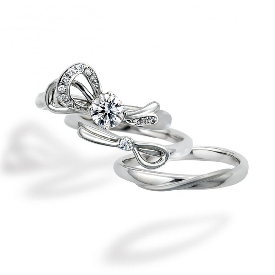 幸せを結ぶリボンをモチーフにした婚約指輪＆結婚指輪のセットリング。
