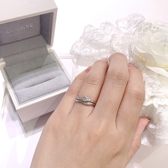 婚約指輪と結婚指輪のセットリング。2本重ねる事でよりデザインが優しく軽やかな指元にしてくれるセットリングです。