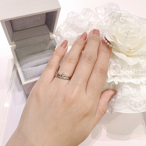 ★caferingナンバーワン人気デザイン。婚約指輪と結婚指輪のセットリングです。婚約指輪はキュートに結婚指輪は大人可愛い、そんな2本重ね付けのセットリングです。