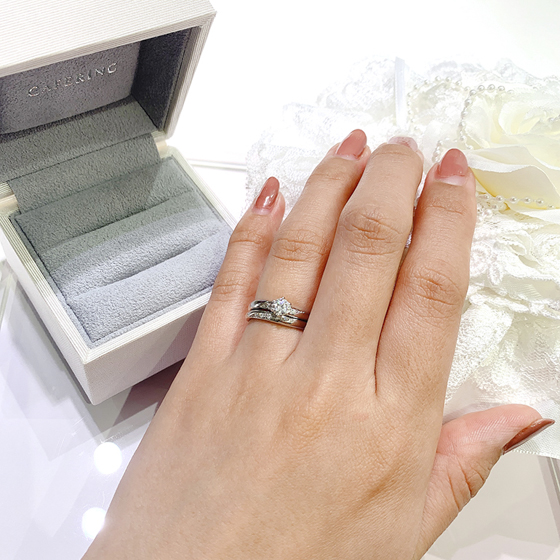 プラージュの結婚指輪と婚約指輪のセットリング。ピタッと重なりまるで1本のリングをはめている様なセットリングです。