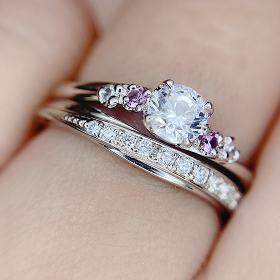 贅沢に施されたダイヤモンドとピンクの色味がとても華やかなセットリングです。