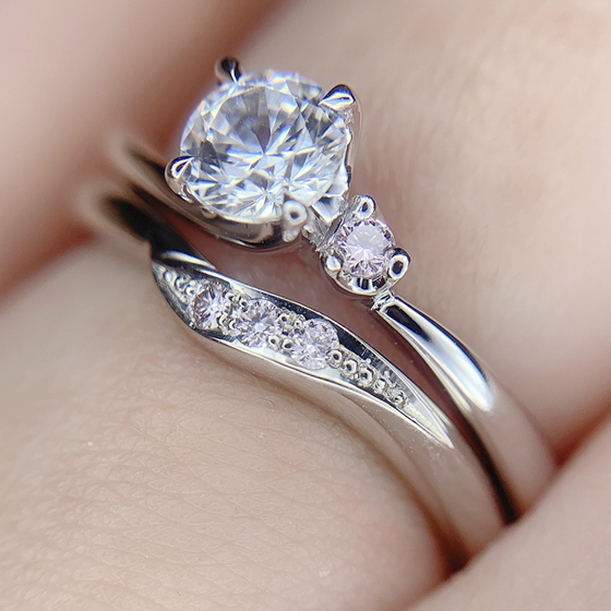 婚約指輪・結婚指輪共にピンクダイヤモンドが施された華やかなセットリング。