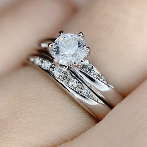 緩やかなウェーブと程よいダイヤモンドがお指をより美しく魅せてくれます。