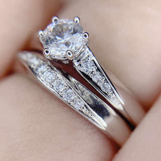 横から見てもダイヤモンドが贅沢に煌めき、とても華やかなセットリングです。