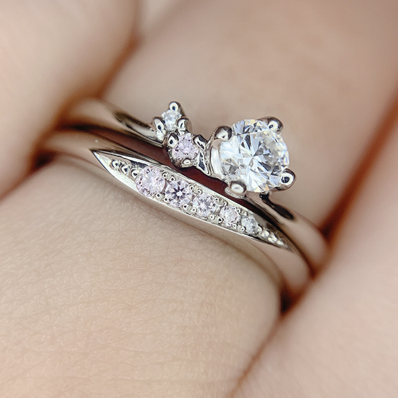 結婚指輪のピンクダイヤモンドのグラデーションと婚約指輪が美しく寄り添います。