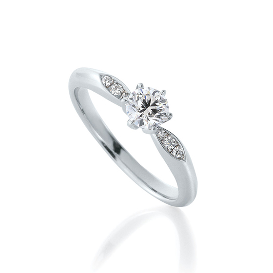 シンプルなストレートタイプの婚約指輪。メレダイヤモンドとセンターダイヤモンドが、お花と葉のモチーフに。