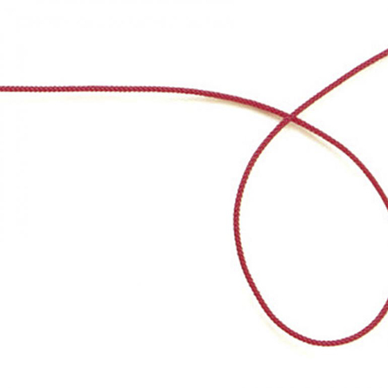 【デザインコンセプト】 ふたりの絆　一筋のラインは、時を重ねて結びついた1本の 「赤い糸」 。2本のラインを重ねることで夫婦となるふたりの繋がりと永遠の絆が表れます。