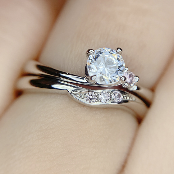 婚約指輪、結婚指輪のウェーブラインがマッチしたセットリング。