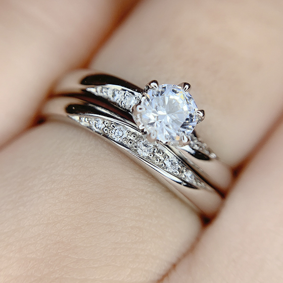 メレダイヤモンドが綺麗にリンクして輝きます。王道スタイルは誰もが着けやすいデザイン。