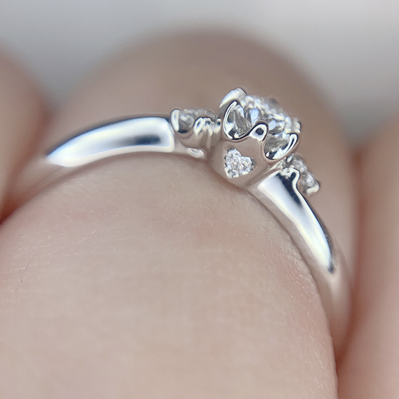 ダイヤモンドの爪部分にはハートの形が施されとても可愛らしいエンゲージリング。