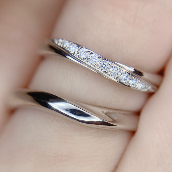 シンプルな斜めラインの結婚指輪は男女ともに人気のあるデザインです。