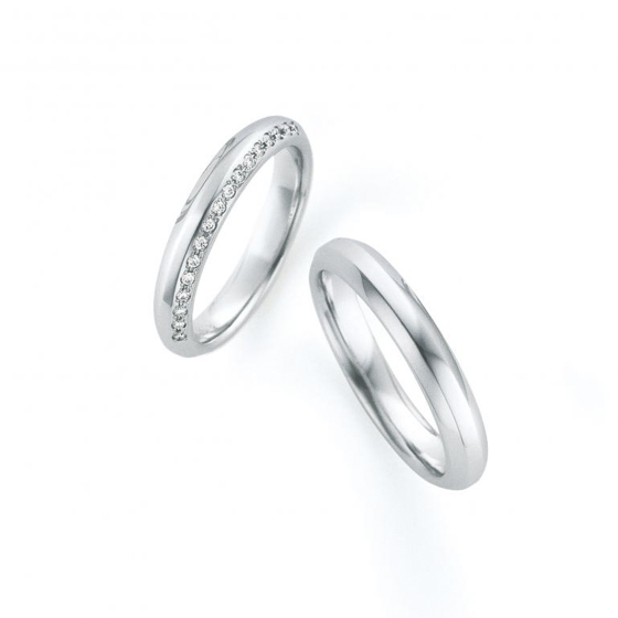 丸みのあるぷっくりとしたフォルムがかわいい結婚指輪。側面からきれいに見えるダイヤモンドのラインが美しい。