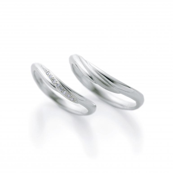 ぷっくりとした優しい雰囲気の結婚指輪。ウエーブが指に馴染み着け心地が良いのも特徴。