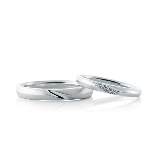 シンプルなストレートラインの結婚指輪。斜めのダイヤモンドラインがフェミニンな印象。