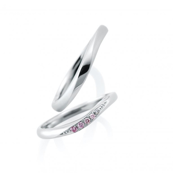 ゆるやかなウエーブラインが指に馴染む結婚指輪。ピンクダイヤモンドのグラデーションが美しい。