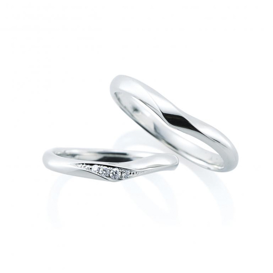 V字ウエーブラインは指に馴染み手指をきれいに見せる、人気の結婚指輪デザイン。