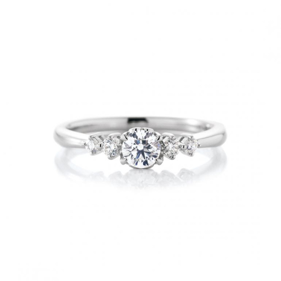 ストレートライン、左右に2石ずつメレダイヤモンドが留められた上品な婚約指輪。