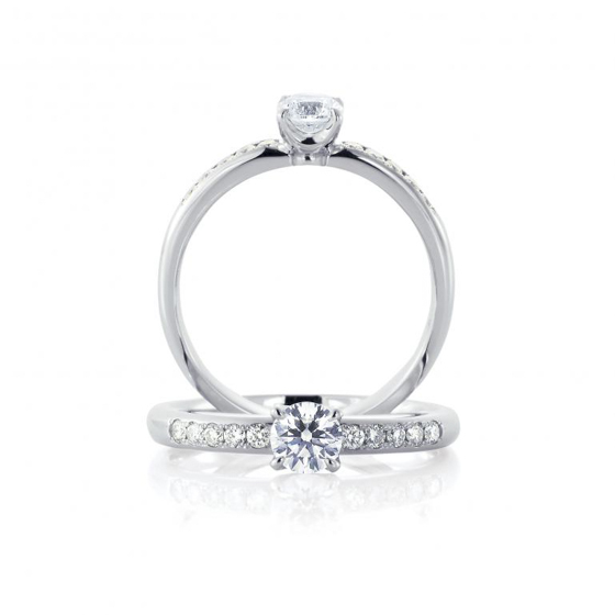 程よいボリューム感、メレダイヤモンドが贅沢にセッティングされた婚約指輪。