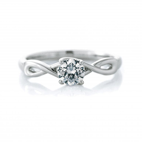 優しいウエーブライン。ダイヤモンドが立体的に見え、透かし模様が個性的な婚約指輪。
