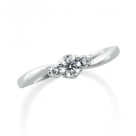 S字ウエーブラインが指をきれいに見せ、しっくりと馴染む婚約指輪。