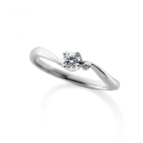 細身で華奢な印象の婚約指輪。ピンクダイヤモンドがアクセントになるキュートなエンゲージリング。