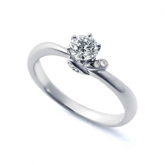 アシンメトリーなデザインが可愛らしい印象を与えてくれる婚約指輪です。片側にセットされたメレダイヤモンドがポイントです。