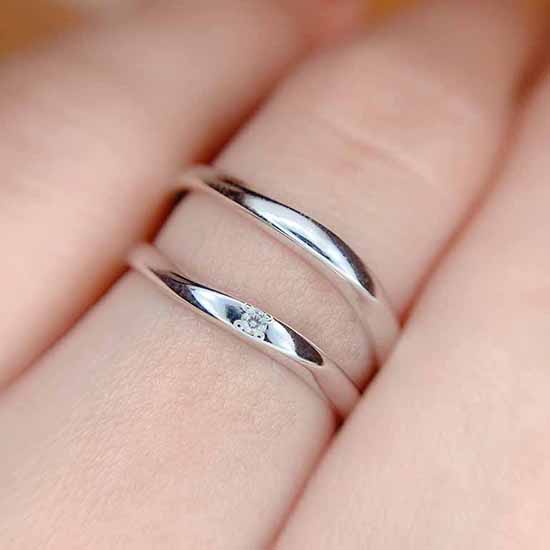 シンプルだけど少し個性が感じられる結婚指輪デザインです。