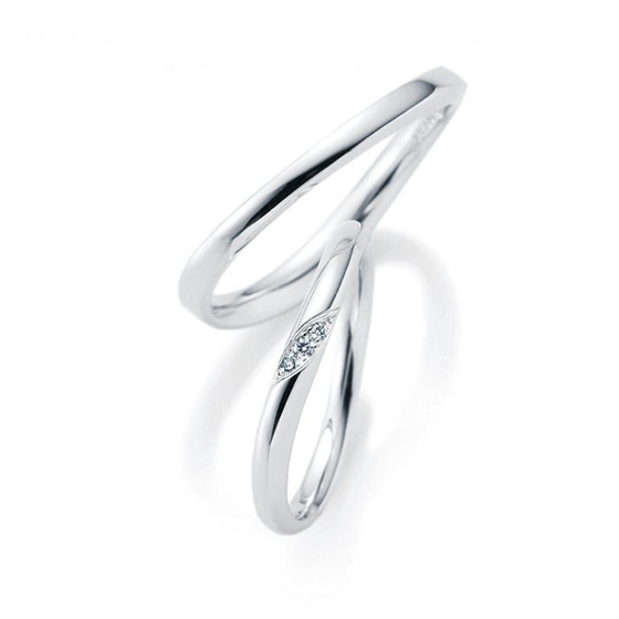 細身のアームに上品にダイヤモンドがセッティングされたシンプルな結婚指輪。