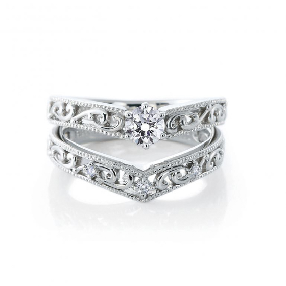 V字ラインが美しくピッタリと重ね付けできる婚約指輪・結婚指輪のセットリング。