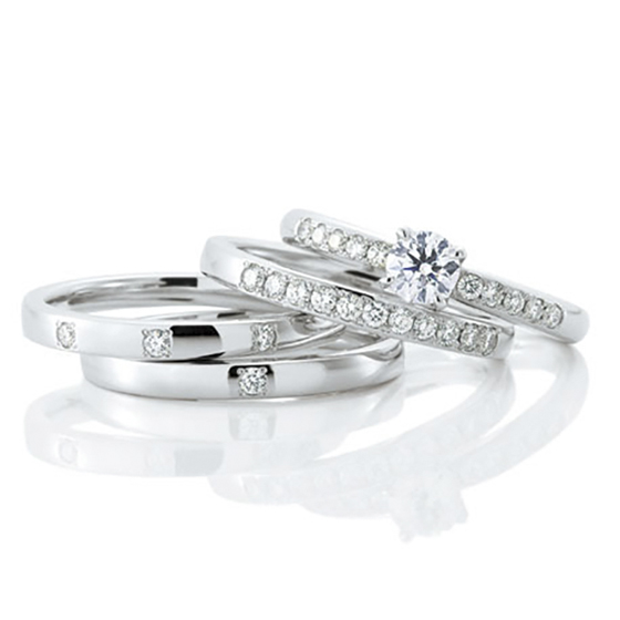ストレートタイプ、4本爪でダイヤモンドを留めたクラシカル＆華やかな婚約指輪。結婚指輪はメレダイヤモンドのセッティングや数の選択OK。