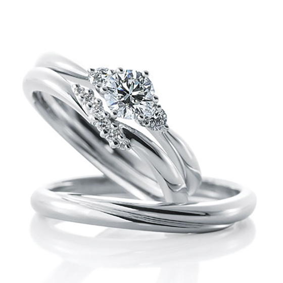 プラチナのきらめきを引き立てるのにふさわしい、エレガントなラインのデザイン。愛のつぼみをあしらったダイヤモンドは、大切なふたりの想いを彩る結婚指輪にぴったり。
